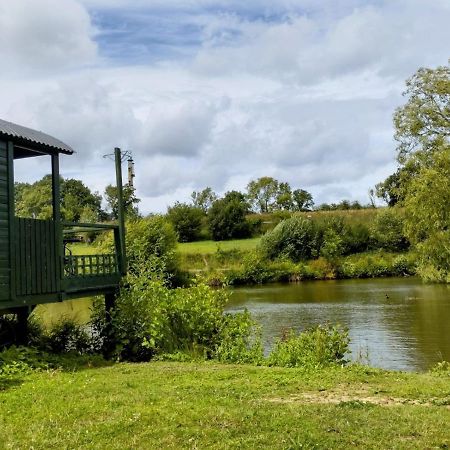 Charming Tranquil Shepherds Hut With Lakeside Balcony 'Roach' アックフィールド エクステリア 写真
