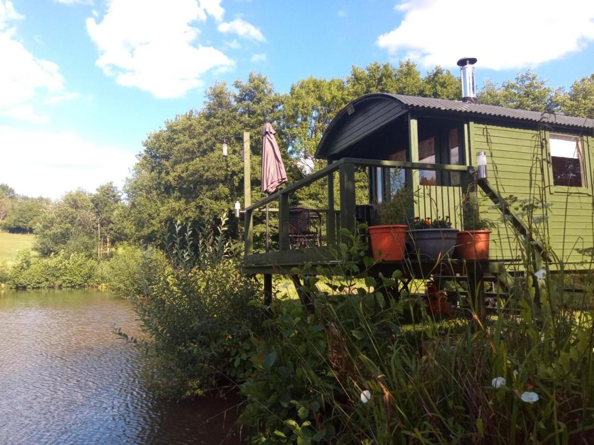 Charming Tranquil Shepherds Hut With Lakeside Balcony 'Roach' アックフィールド エクステリア 写真