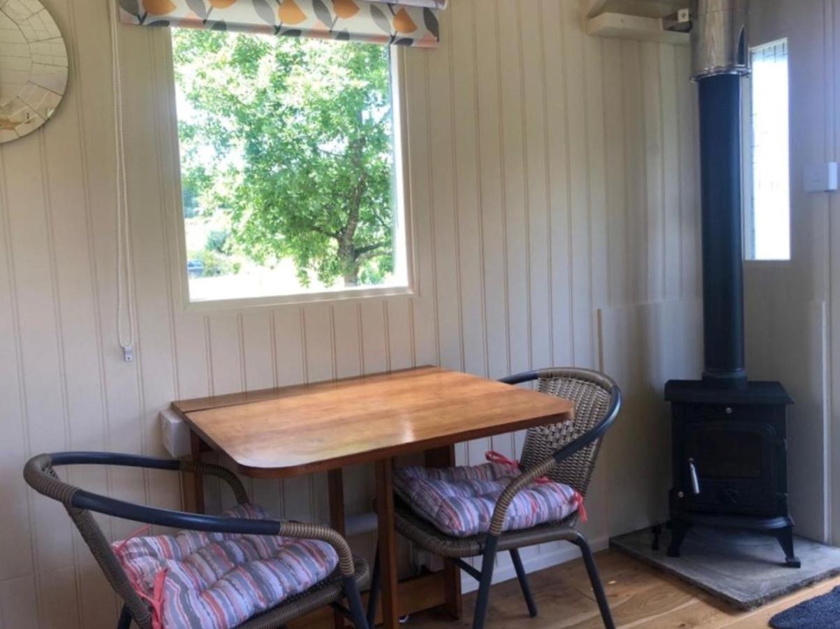 Charming Tranquil Shepherds Hut With Lakeside Balcony 'Roach' アックフィールド エクステリア 写真