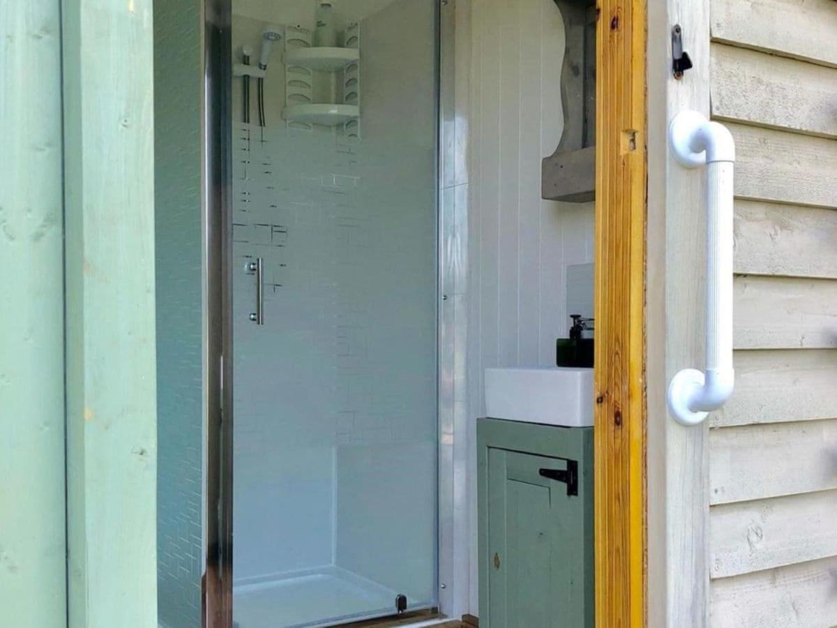 Charming Tranquil Shepherds Hut With Lakeside Balcony 'Roach' アックフィールド エクステリア 写真