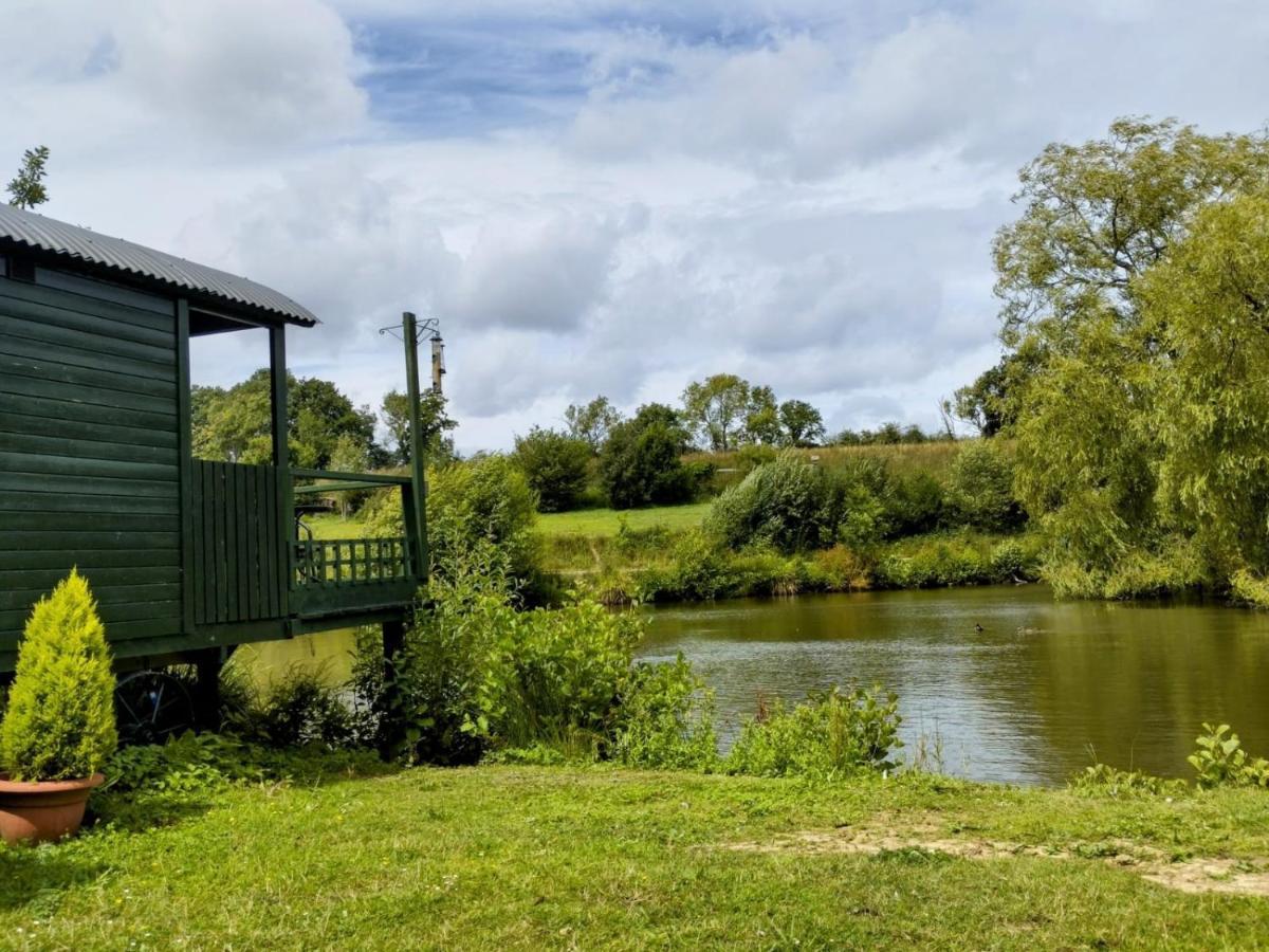 Charming Tranquil Shepherds Hut With Lakeside Balcony 'Roach' アックフィールド エクステリア 写真