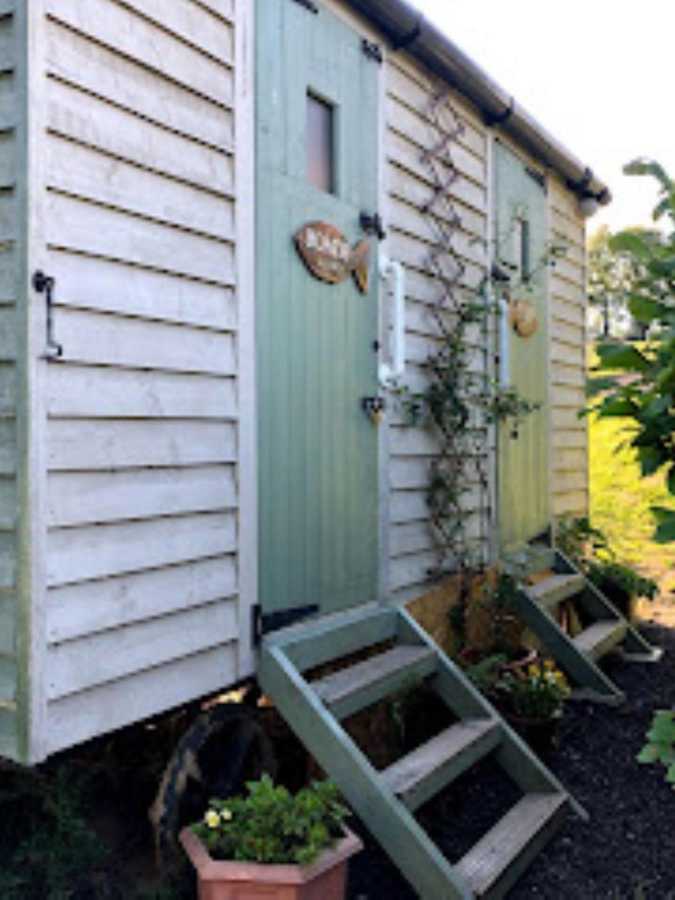 Charming Tranquil Shepherds Hut With Lakeside Balcony 'Roach' アックフィールド エクステリア 写真