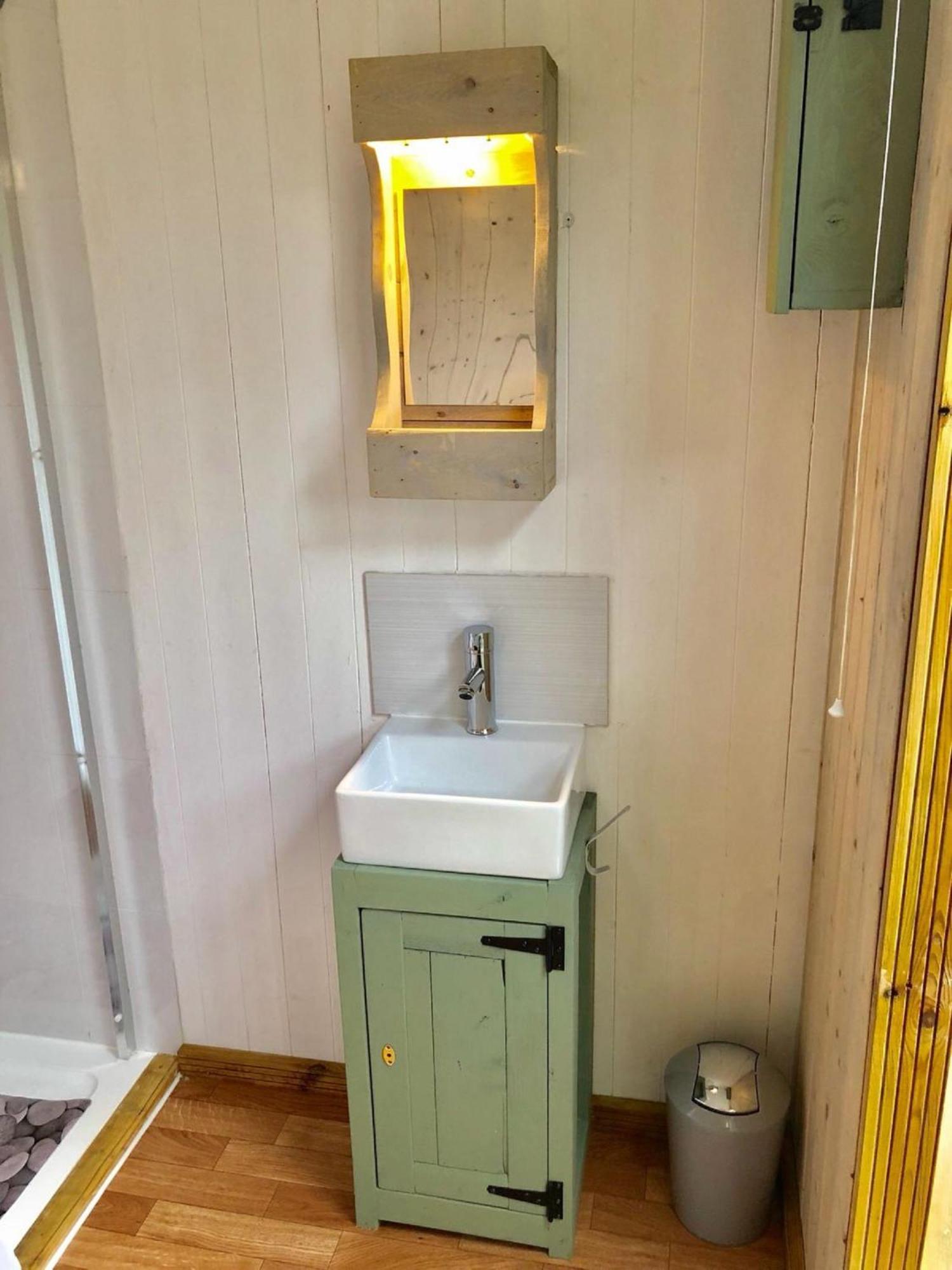 Charming Tranquil Shepherds Hut With Lakeside Balcony 'Roach' アックフィールド エクステリア 写真