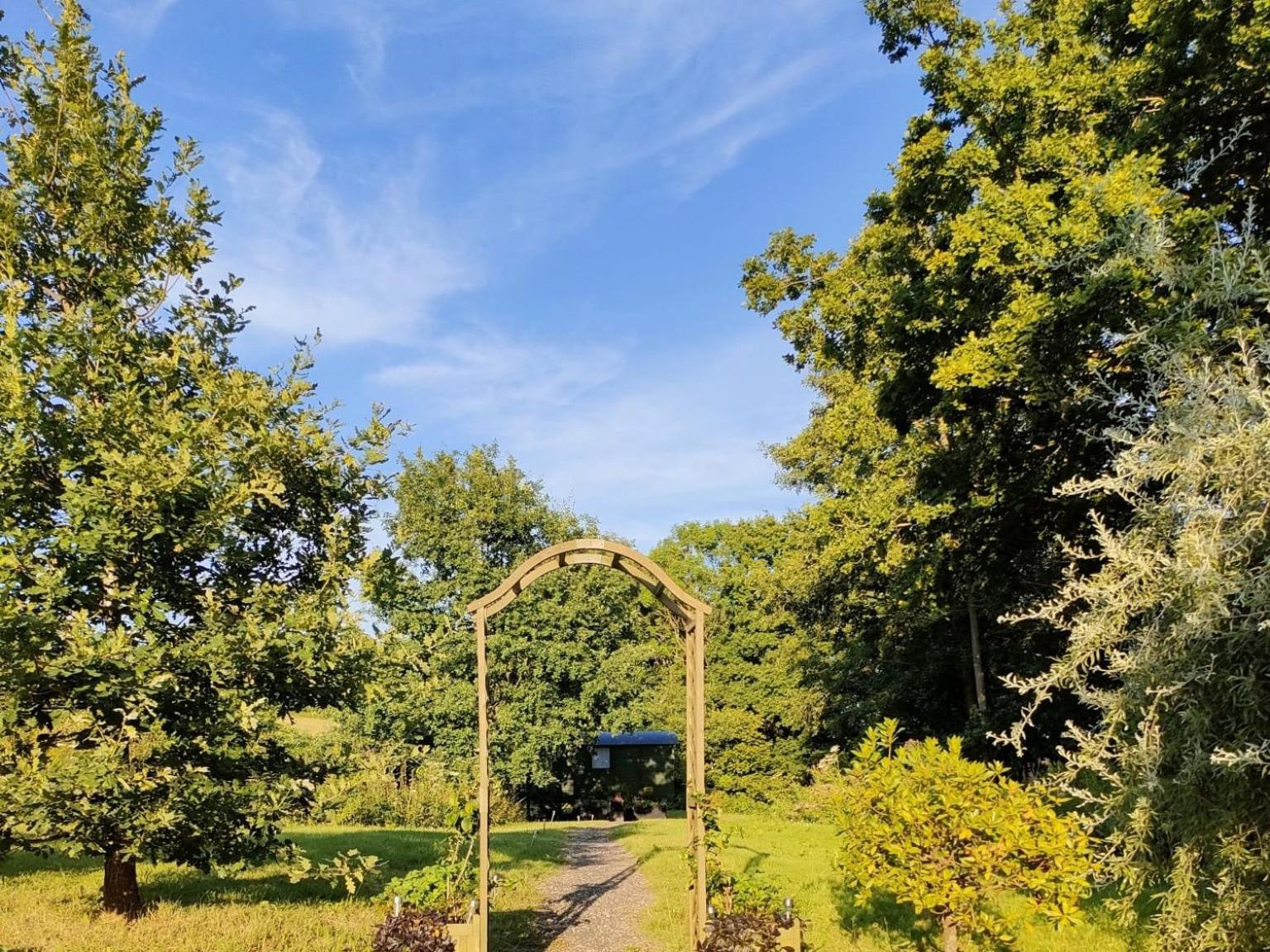 Charming Tranquil Shepherds Hut With Lakeside Balcony 'Roach' アックフィールド エクステリア 写真