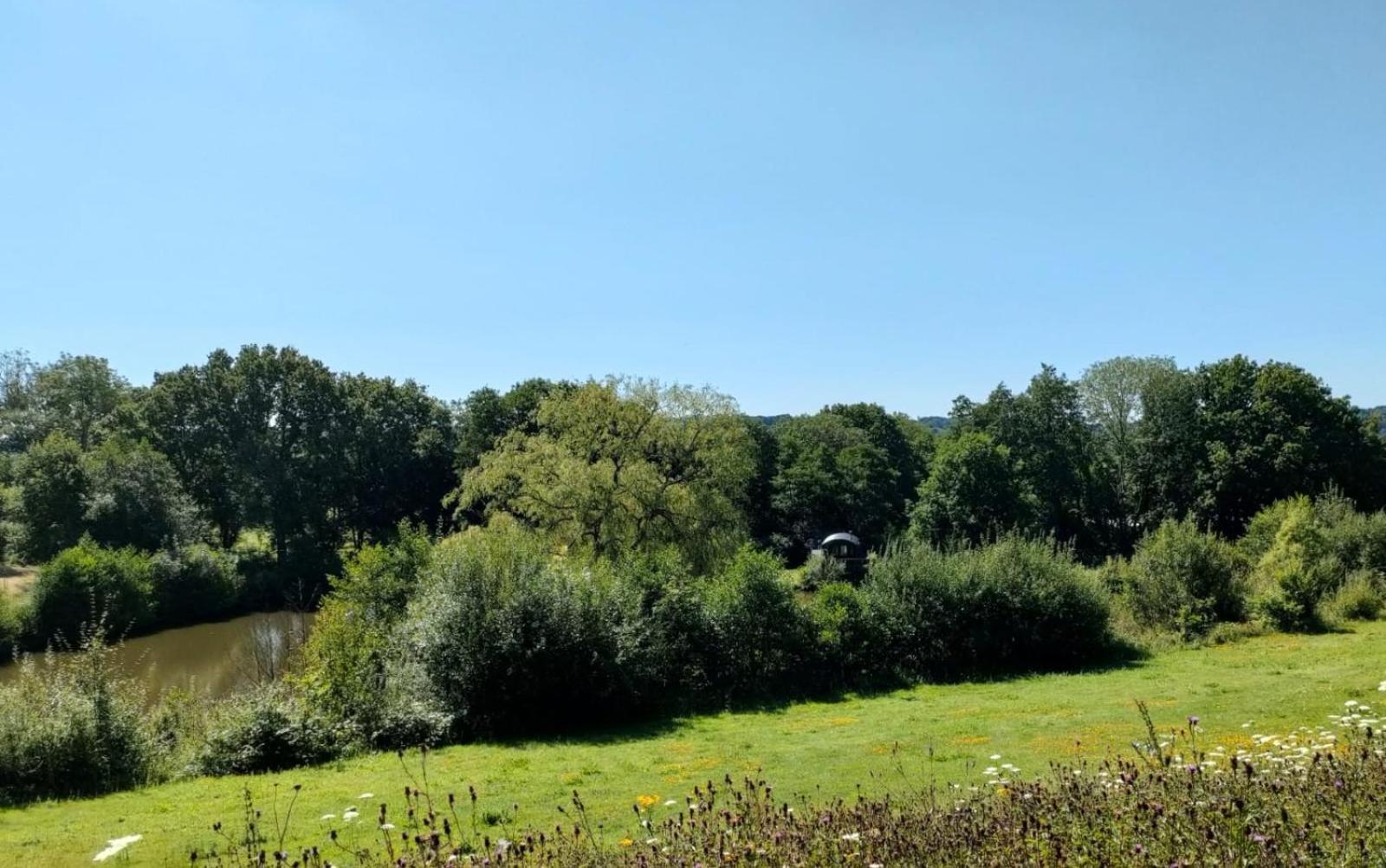 Charming Tranquil Shepherds Hut With Lakeside Balcony 'Roach' アックフィールド エクステリア 写真
